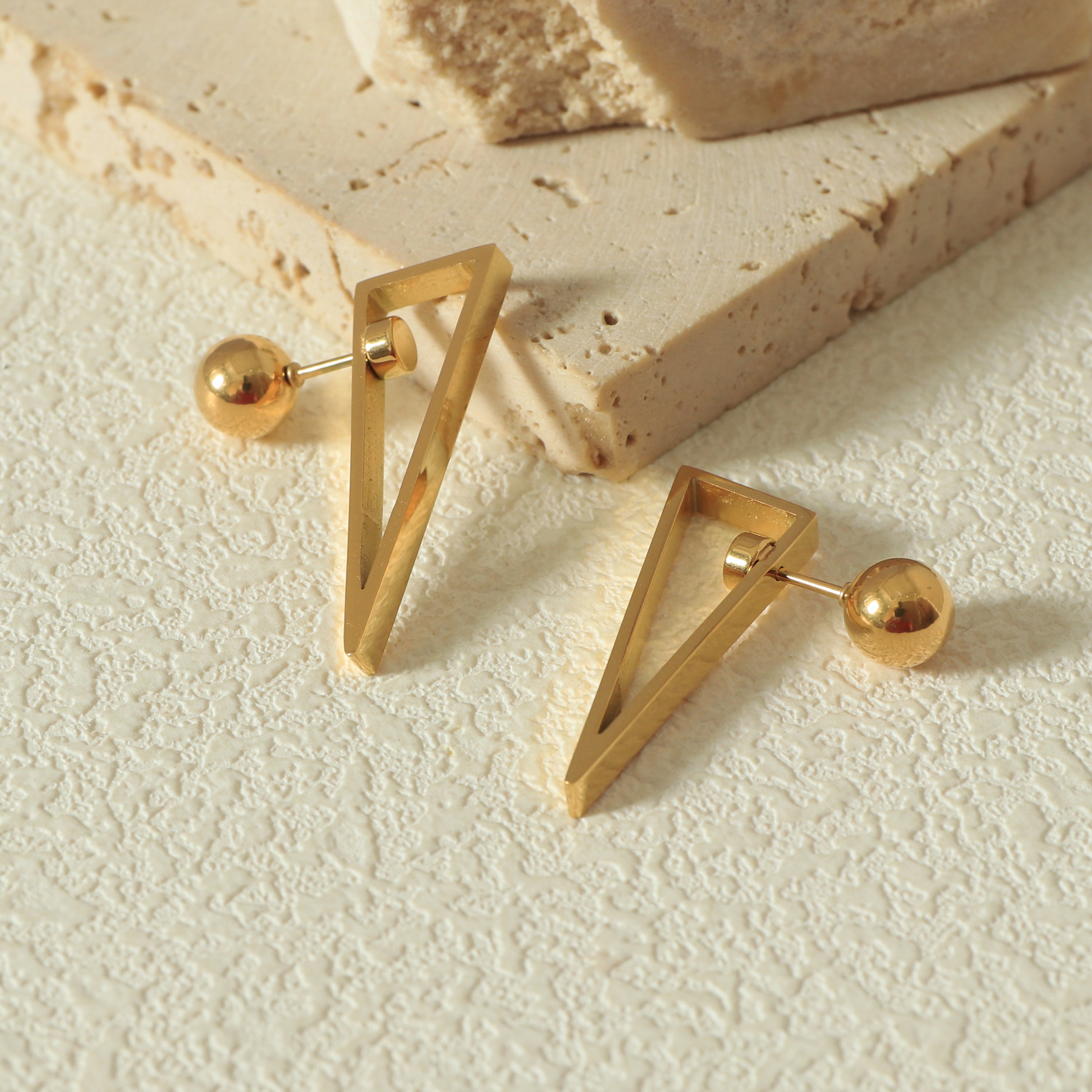 Close-up of the Equinox Earring showcasing the Revolve Closure mechanism and scratch-resistant 14k gold surface.
