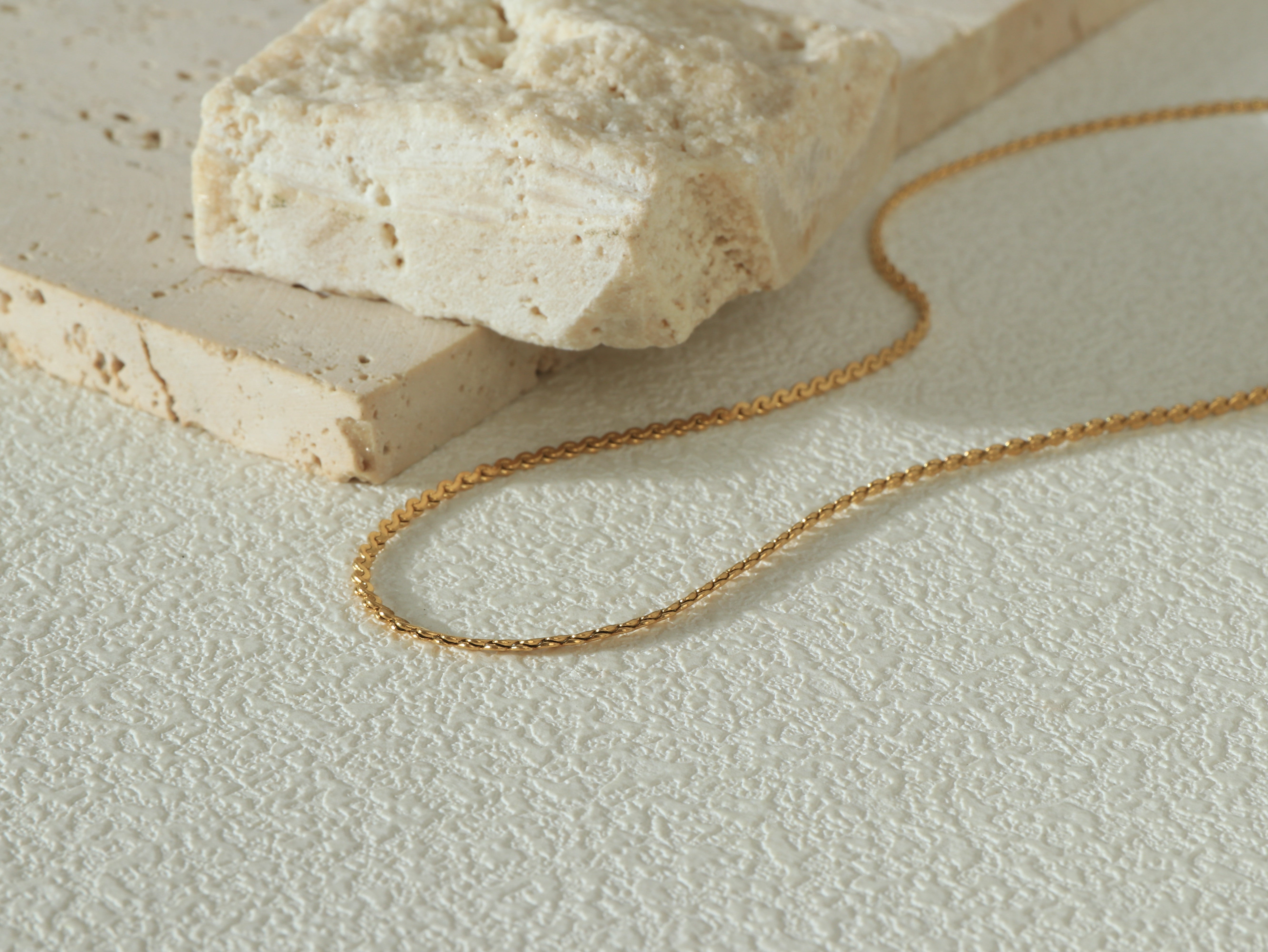 Close-up of the Allure Chain’s fine gold links, highlighting the scratch-resistant surface and elegant 14k gold shine - Image 2