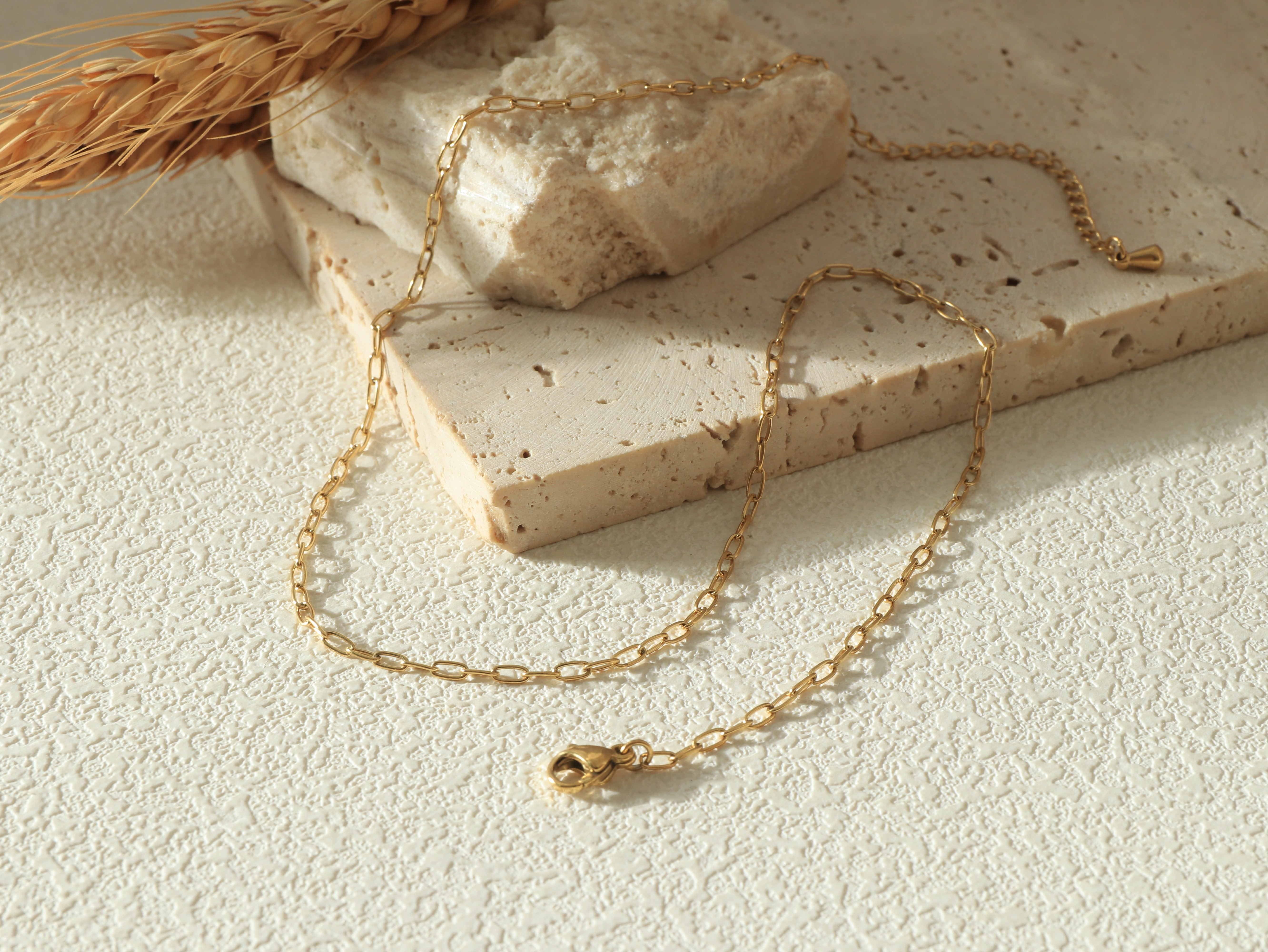 Vivid Chain necklace in 18k gold over stainless steel, bold gold links, waterproof and hypoallergenic - Flat lay image