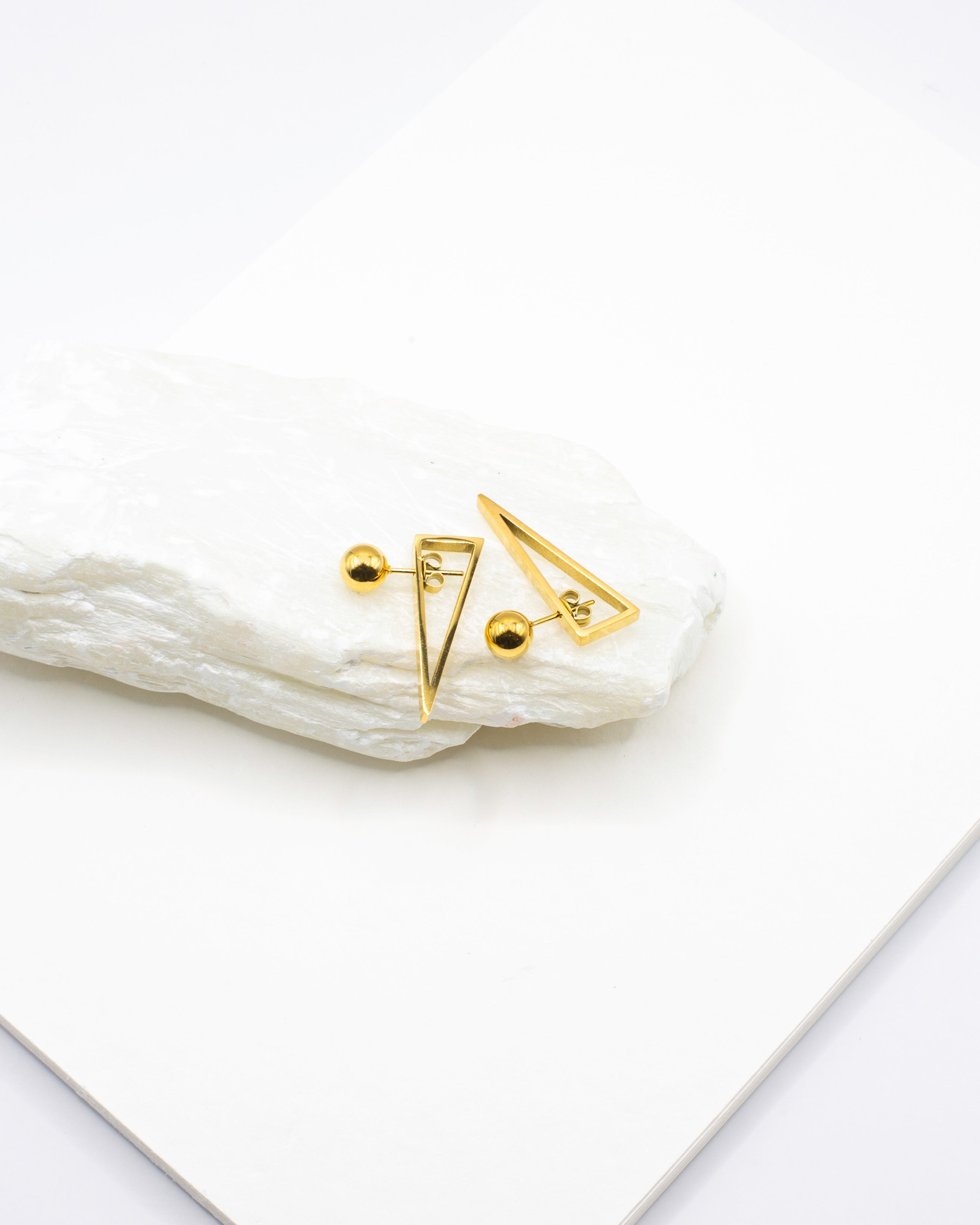 Equinox Earring in 18k real gold on stainless steel with butterfly closure - Flay lay image