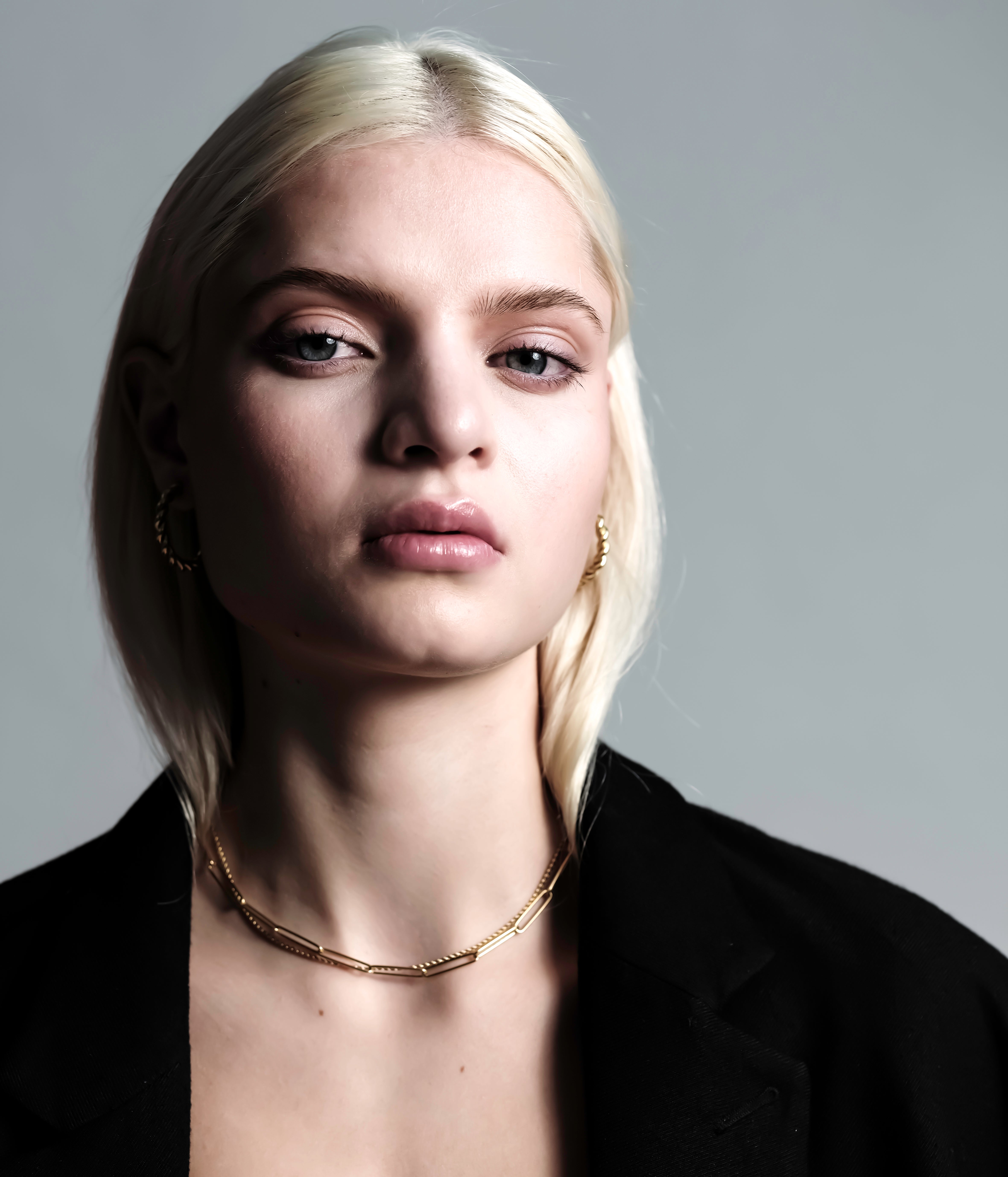 Unity Chain necklace in 14k real gold, worn by a model, showcasing its elegant design - Photo on model - Front view