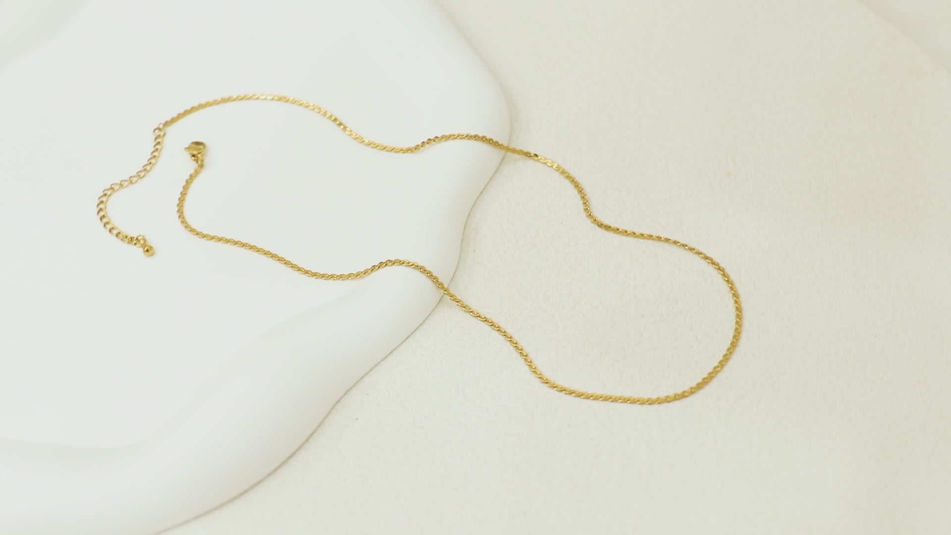 360° view of the Allure Chain, rotating to show its waterproof gold finish and fine, modern design.