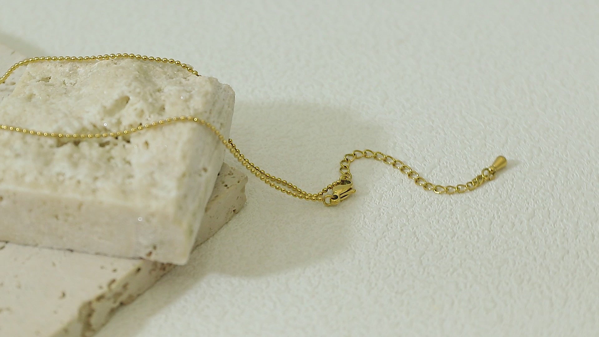 Close-up video of the Grandeur Chain in motion, showcasing the delicate 1.6mm gold links and polished 14k gold finish.