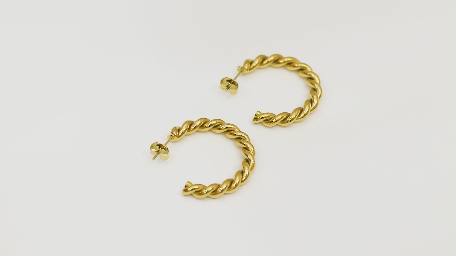 360° video of the Poise Hoops - 14k real gold over stainless steel - Flat lay