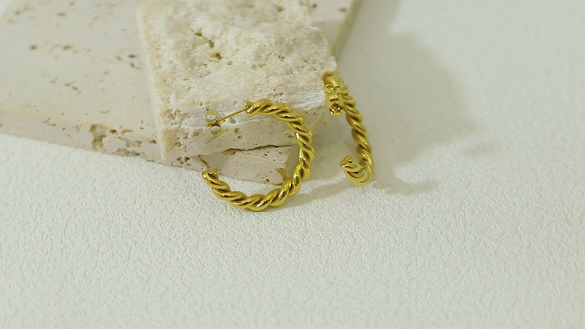 360° video of the Poise Hoops - 14k real gold over stainless steel