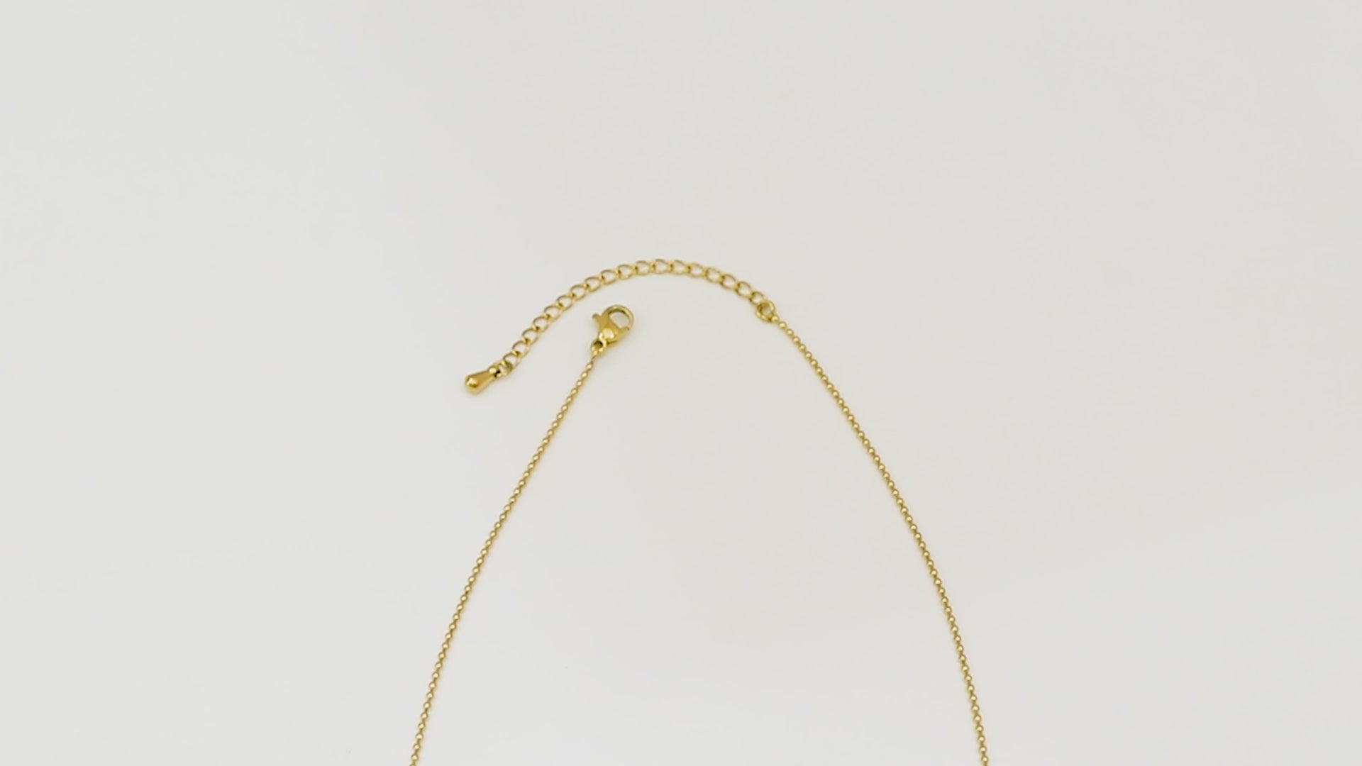 Top-down video panning over the Gold Grandeur Chain, starting at the clasp and moving along the full length to highlight its fine gold links and modern OT closure.
