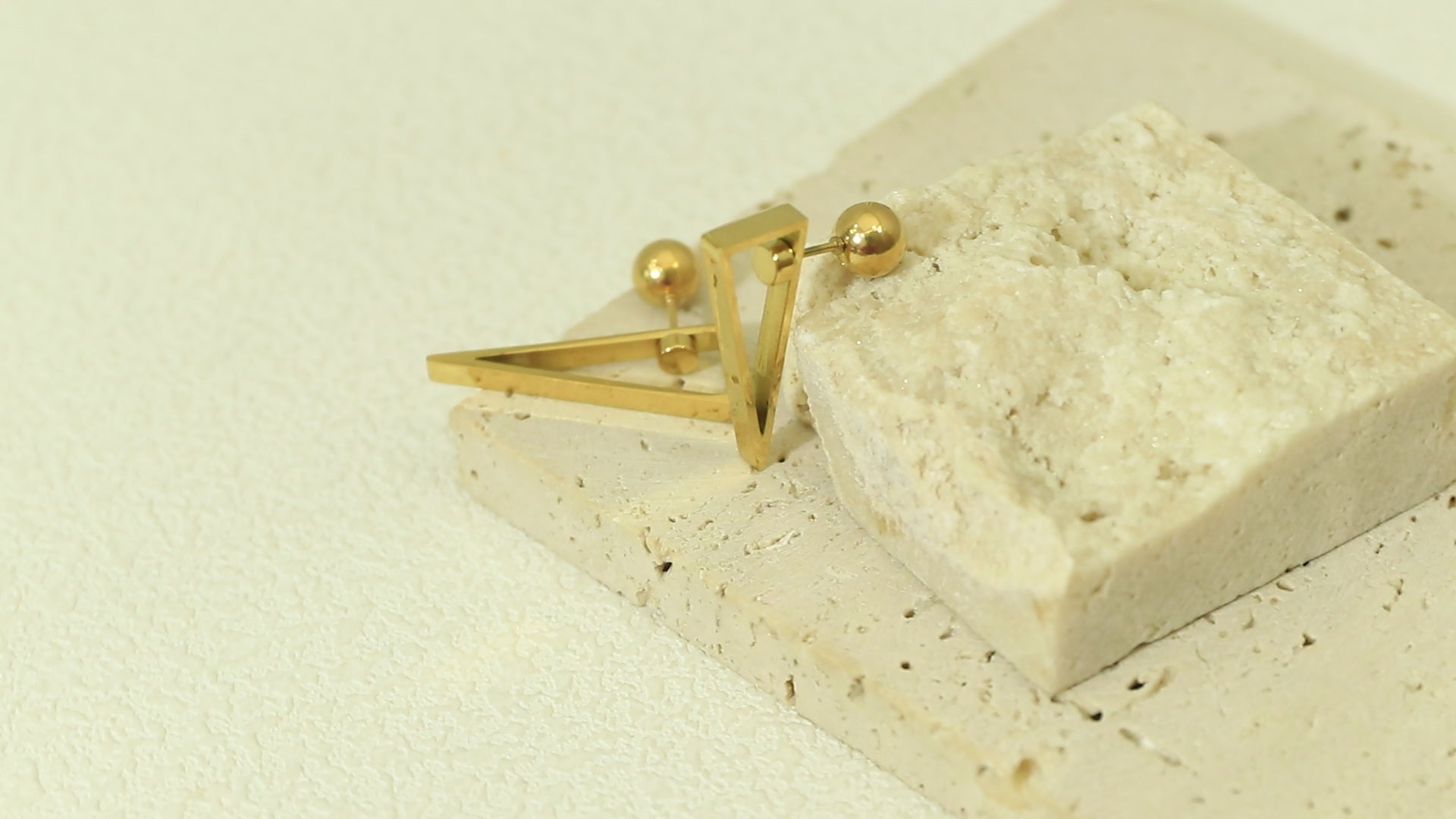 Video of the Equinox Gold Earrings demonstrating Divé’s Signature Revolve Closure on 14k gold earrings