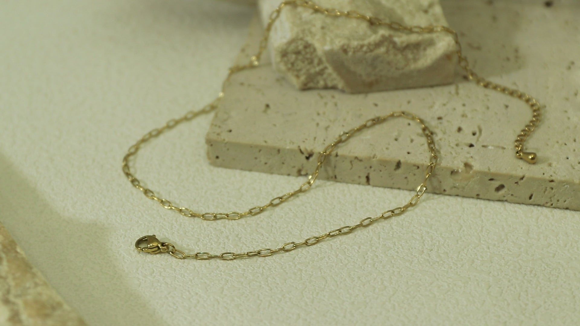 360° video of Vivid Chain, 18k gold stainless steel necklace with bold links and OT clasp.