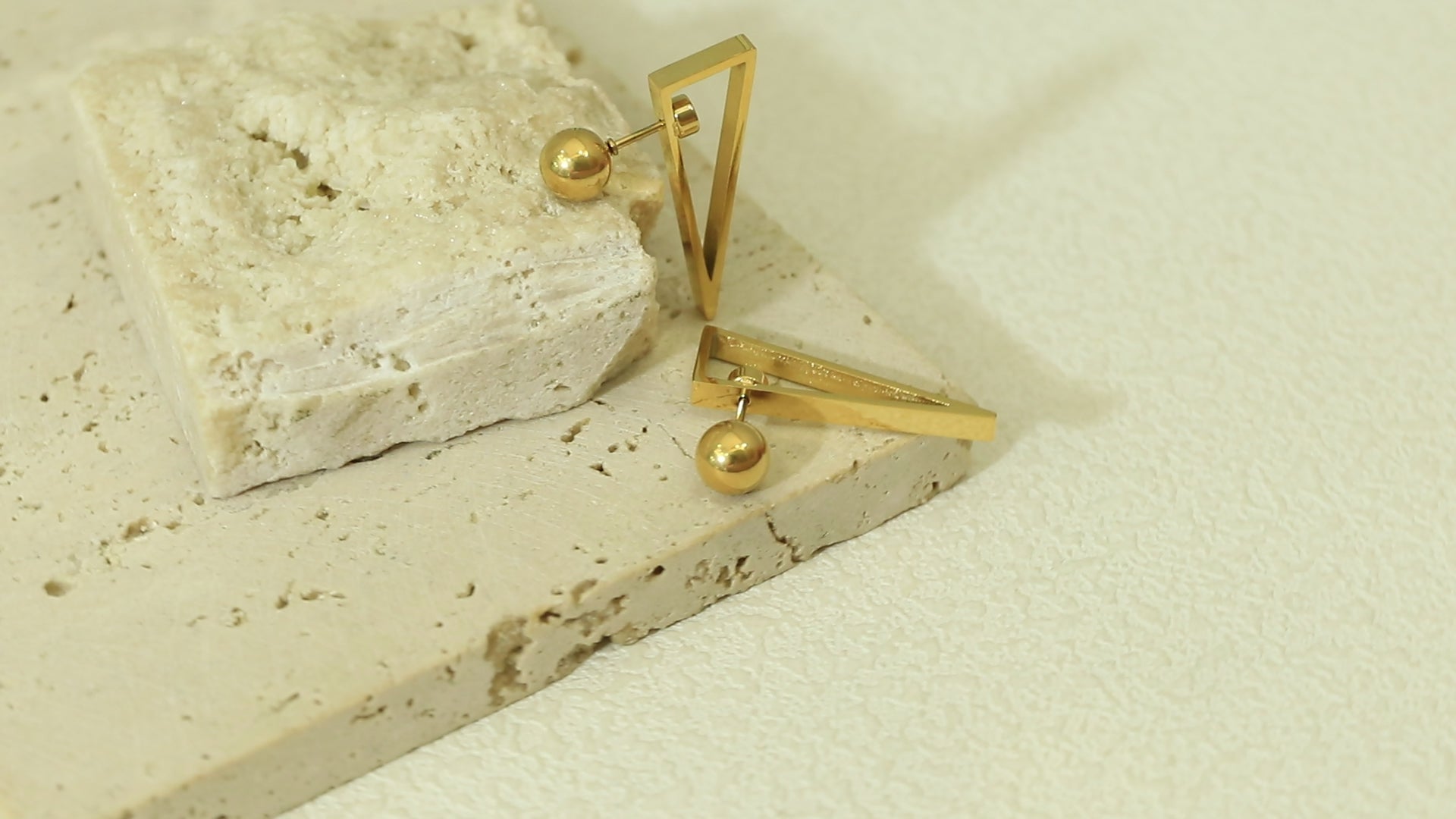 360° video of the Equinox Gold Earrings