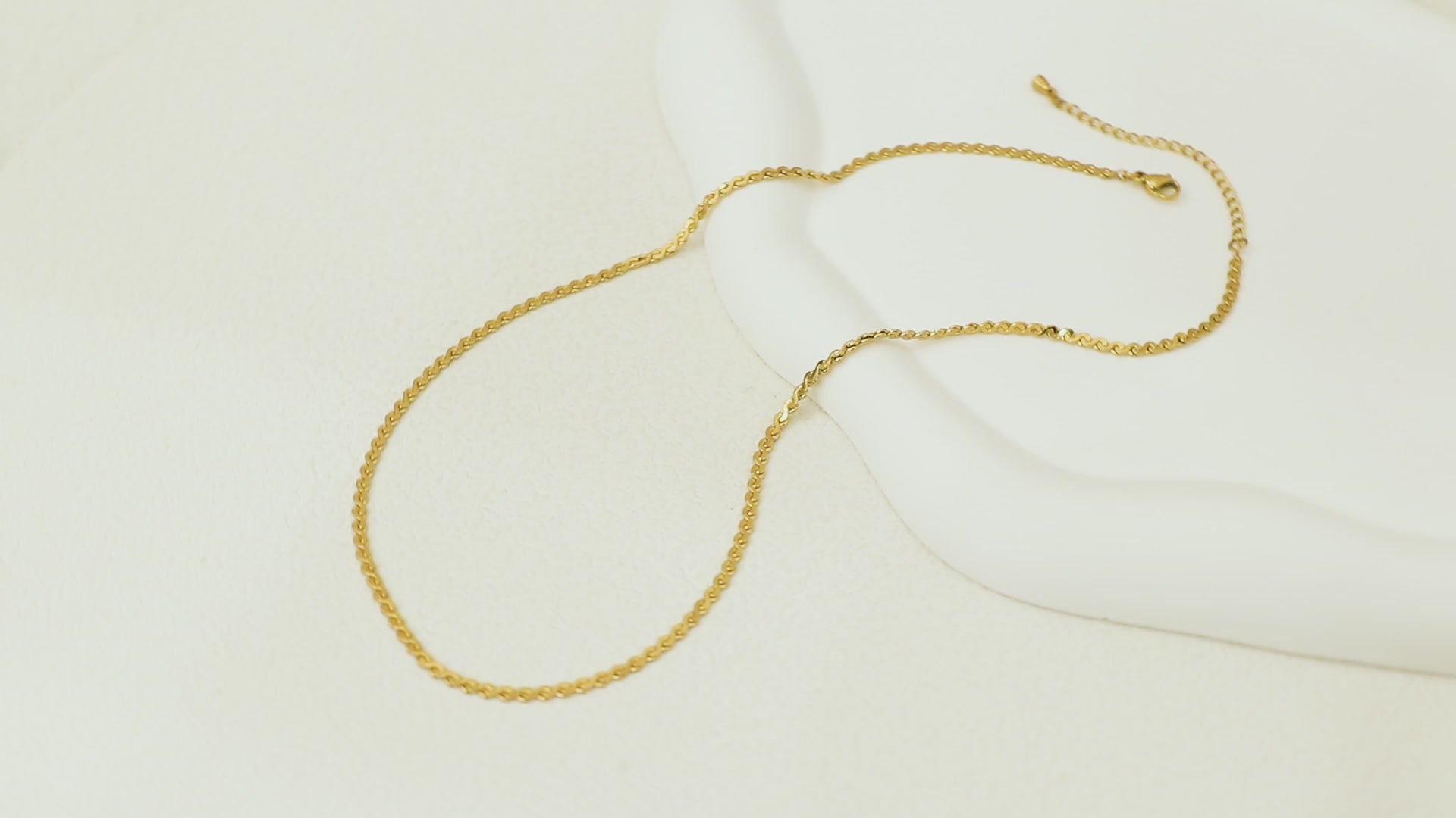 360° view of the Allure Chain rotating, showing the full gold link design, waterproof build, and stylish OT clasp.