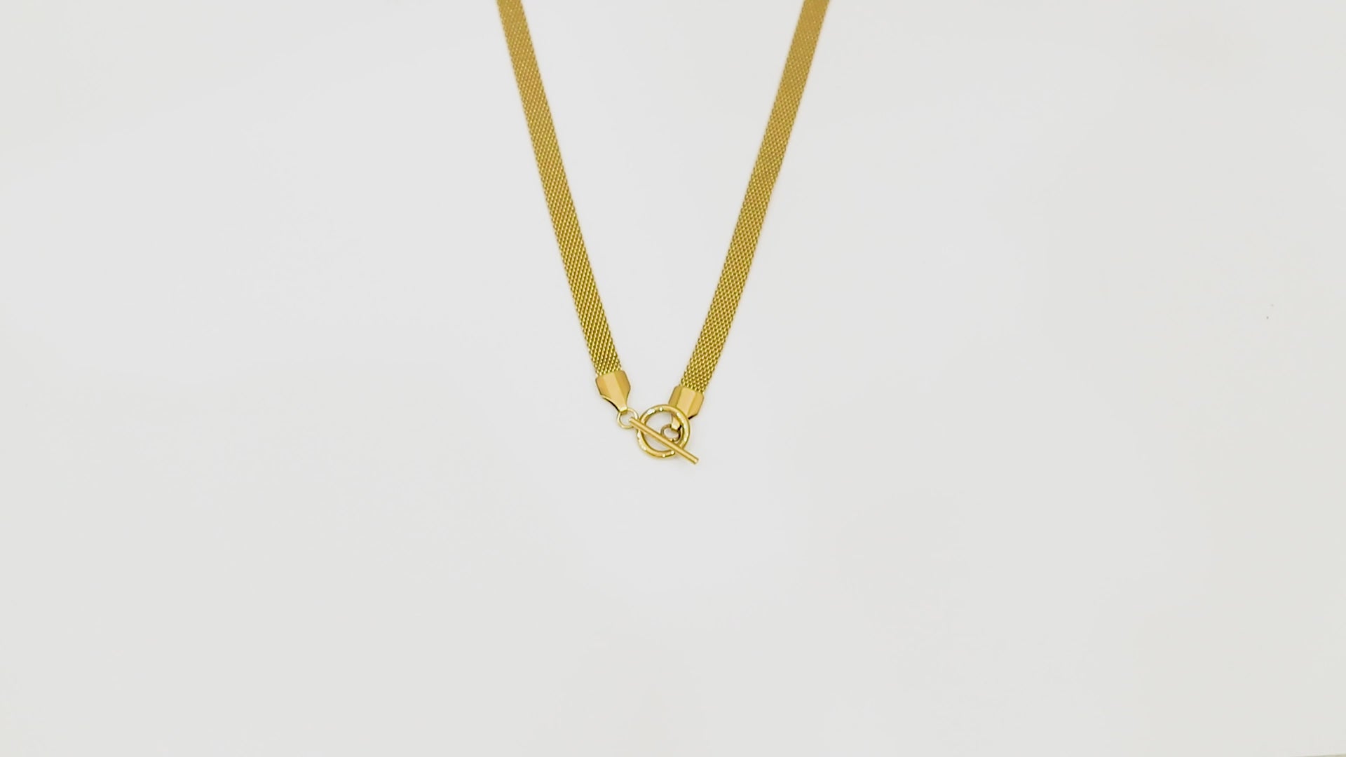 Vertical video of the Dominion Necklace beginning with a close-up of the gold OT clasp and revealing the bold 14k gold links and polished finish.