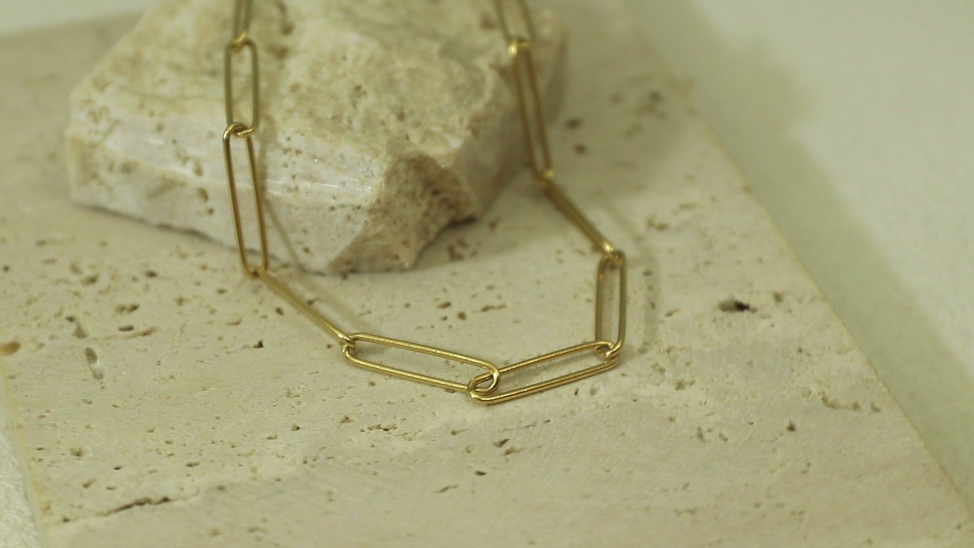 Close-up video of the Unity Chain, showcasing the 14k real gold shine and smooth texture