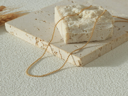 Close-up of the Grandeur Chain’s gold links, emphasizing the 14k gold shine, waterproof stainless steel base, and scratch-resistant surface.