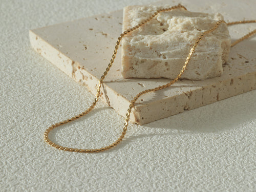 Close-up of the Allure Chain’s fine gold links, highlighting the scratch-resistant surface and elegant 14k gold shine - Image 1