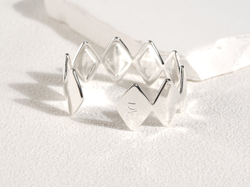 NIEUW | Edgy armband ontworpen door Rebeca Sá