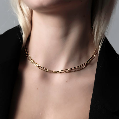 Unity Chain necklace in 14k real gold, worn by a model, showcasing its elegant design - Photo on model - Close up