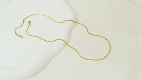 360° view of the Allure Chain, rotating to show its waterproof gold finish and fine, modern design.