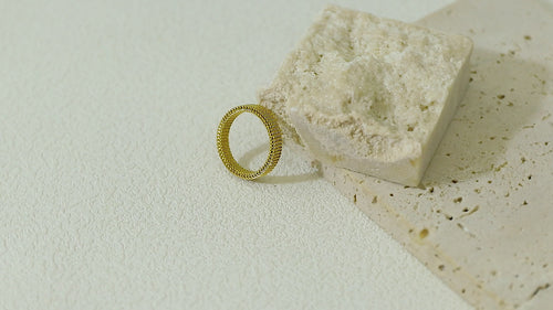 Close-up video of the 18K Gold Dominion Band, emphasizing its smooth texture, hypoallergenic properties, and waterproof durability.